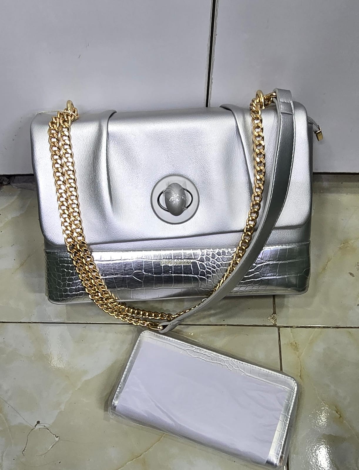 [ ⭐ MEGA OFFER ⭐+ ADDED OFFERS 🤩🤩✨ !!! ] 1Pc Brand New High Quality Stylish and Luxurious Comfortable Ladies Handbag ..Designed With Durability and Functionality ✔👌