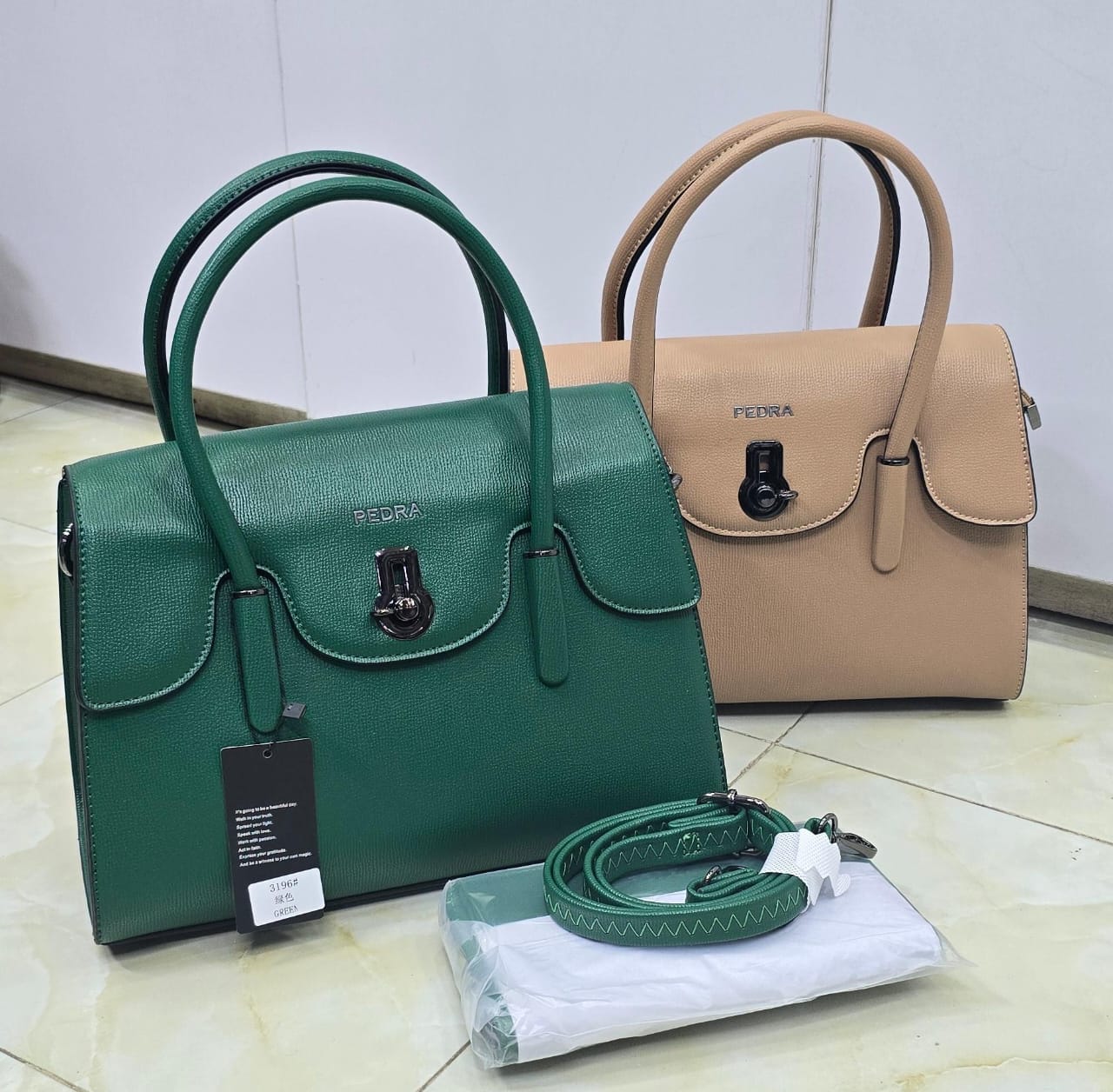 [ SHOP SMART AND SAVE BIG AT AN 🌈 EVERYDAY OFFER 🌈 🤩🤩✨ !!! 1Pc Brand New High Quality Stylish and Luxurious Comfortable Ladies Handbag ..Designed With Durability and Functionality ✔👌