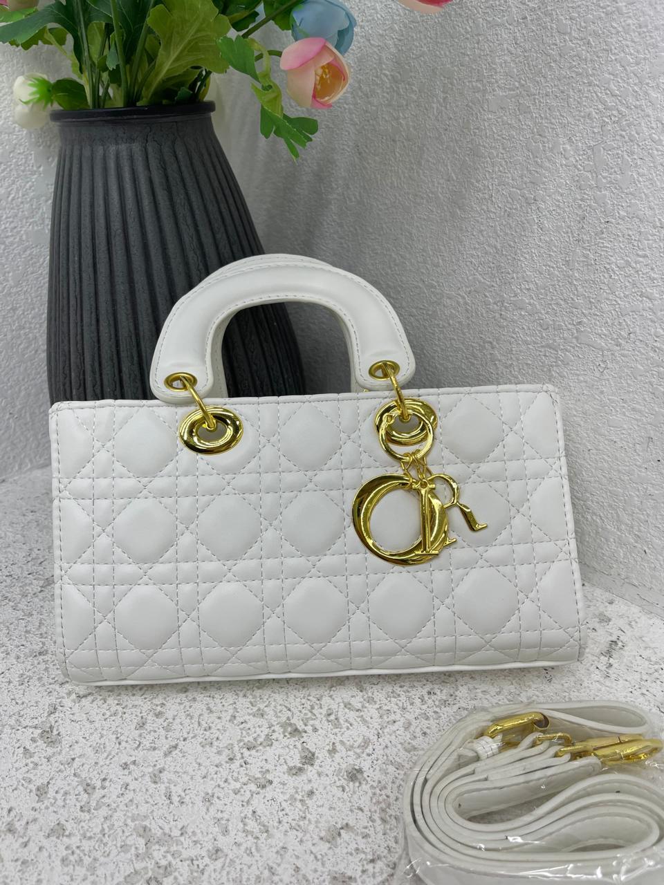 [ ❤🛍️ ONLINE OFFER 🛍️🤩🤩✨ !!! ] 1Pc Brand New High Quality Stylish and Luxurious Comfortable Ladies Handbag ..Designed With Durability and Functionality ✔👌