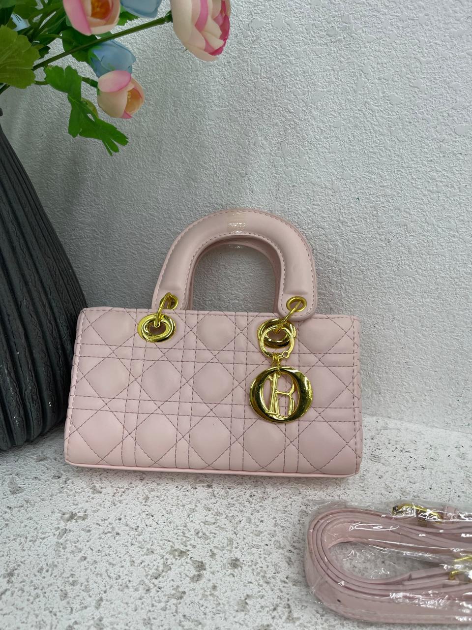 [ ❤🛍️ ONLINE OFFER 🛍️🤩🤩✨ !!! ] 1Pc Brand New High Quality Stylish and Luxurious Comfortable Ladies Handbag ..Designed With Durability and Functionality ✔👌