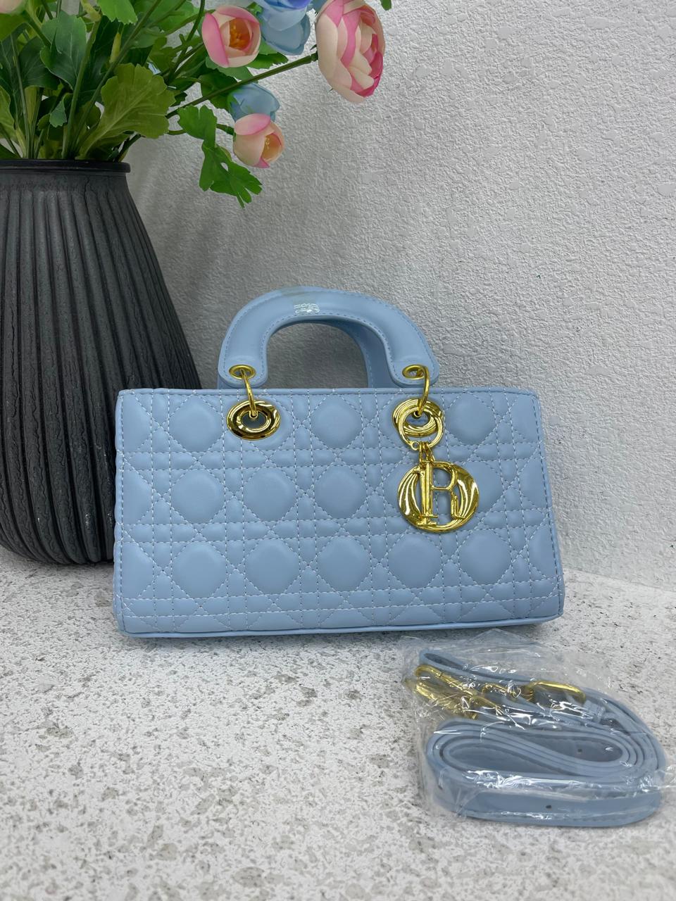 [ ❤🛍️ ONLINE OFFER 🛍️🤩🤩✨ !!! ] 1Pc Brand New High Quality Stylish and Luxurious Comfortable Ladies Handbag ..Designed With Durability and Functionality ✔👌