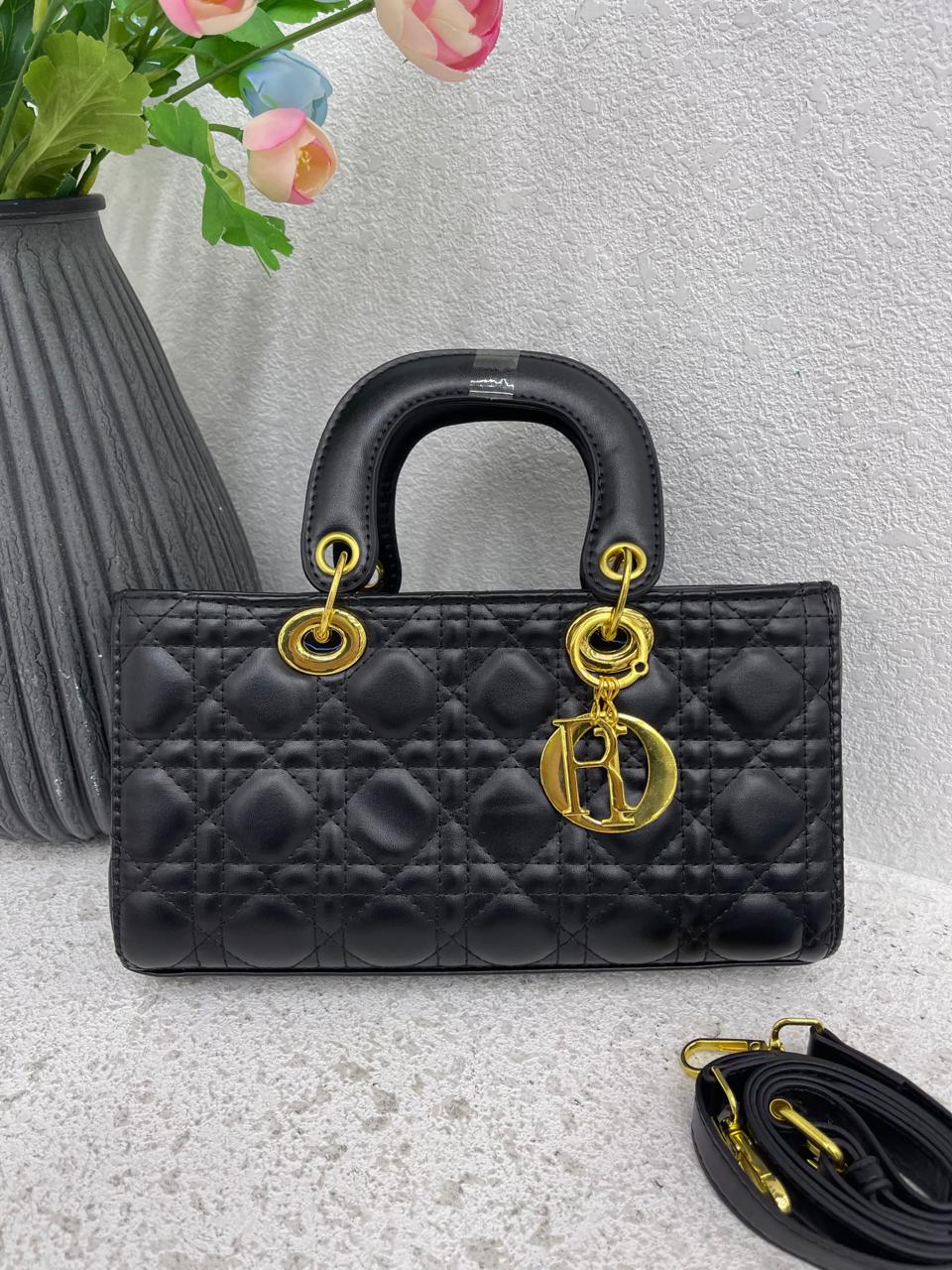 [ ❤🛍️ ONLINE OFFER 🛍️🤩🤩✨ !!! ] 1Pc Brand New High Quality Stylish and Luxurious Comfortable Ladies Handbag ..Designed With Durability and Functionality ✔👌