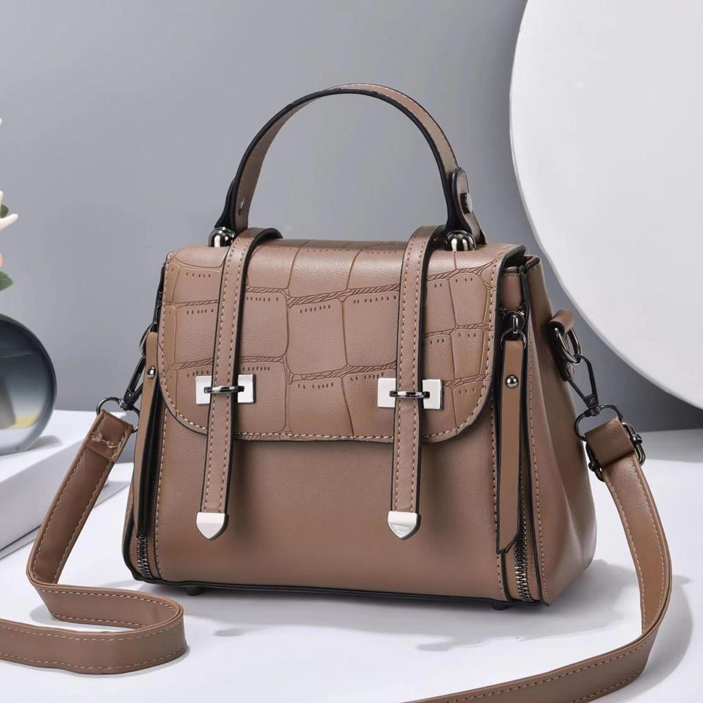 [ ❤⭐ SEASONAL OFFER ⭐ 🤩🤩✨ !!! ] 1Pc Brand New High Quality Stylish and Luxurious Comfortable Ladies Handbag ..Designed With Durability and Functionality ✔👌