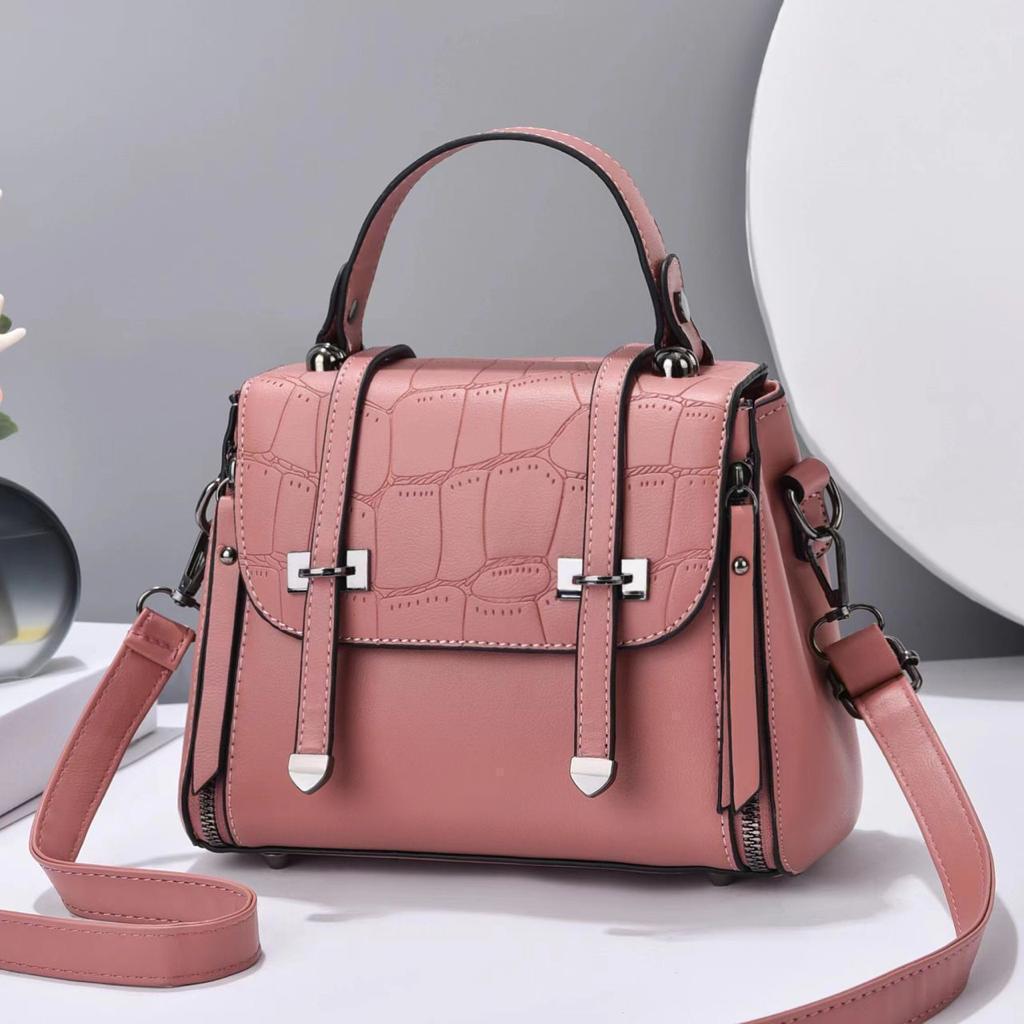 [ ❤⭐ SEASONAL OFFER ⭐ 🤩🤩✨ !!! ] 1Pc Brand New High Quality Stylish and Luxurious Comfortable Ladies Handbag ..Designed With Durability and Functionality ✔👌