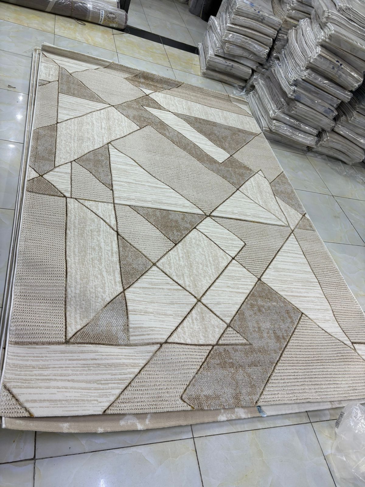 [ GRAB IT AT LOW PRICE+ 🎁 GIFT OFFER 🎁 🤩🤩✨ !!! ]-  1Pc Size 5X8 Classy Brand New High Quality Stylish and Luxurious Carpets .That Matches and Fits Perfectly With Your Home Decor ✨👌