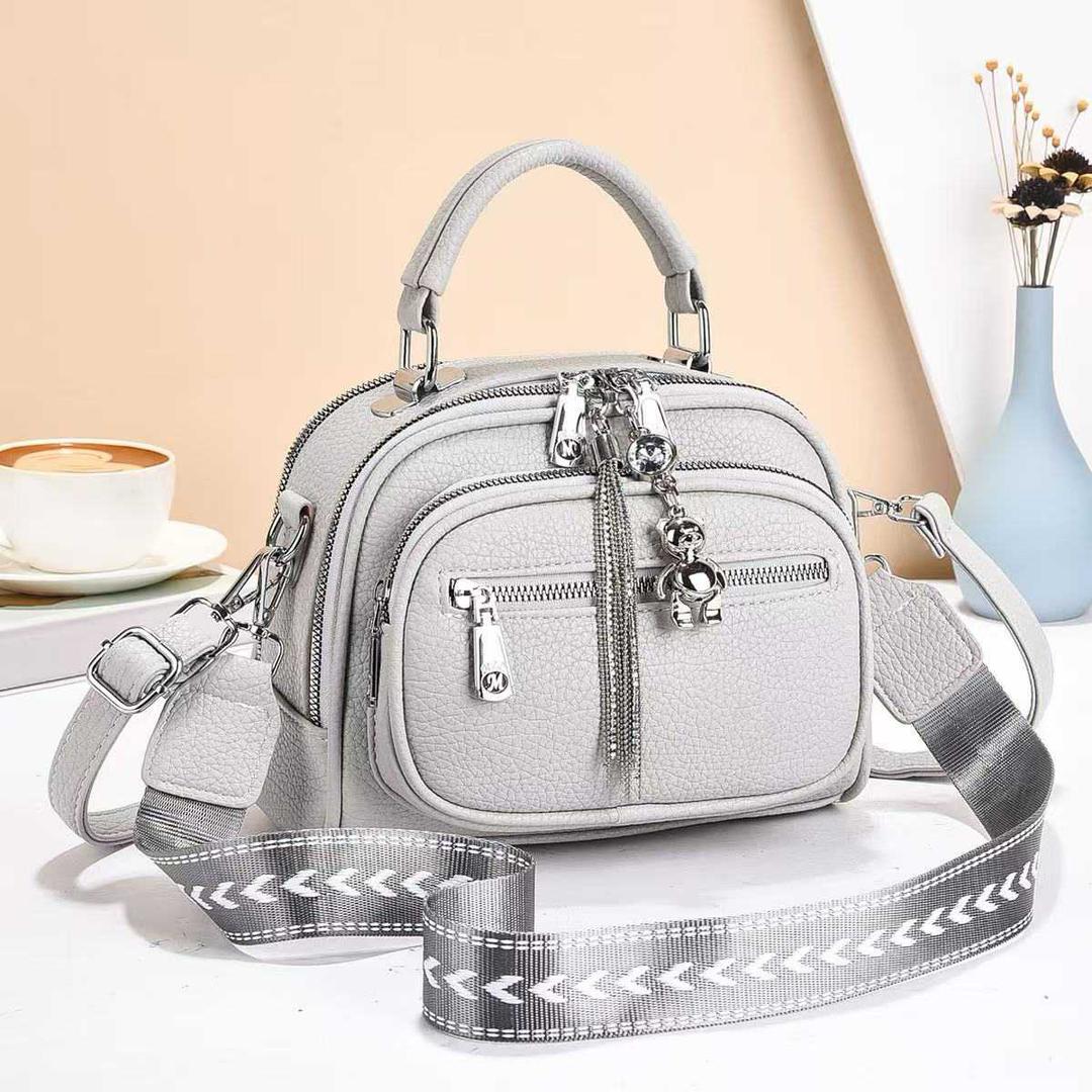 [ ❤EMBRACE THE LATEST TREND 🤩🤩✨ !!! ]  1Pc Brand New High Quality Stylish and Luxurious Comfortable Ladies Handbag ..Designed With Durability and Functionality ✔👌