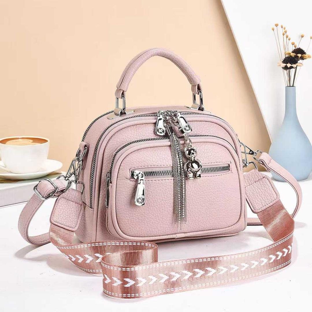 [ ❤EMBRACE THE LATEST TREND 🤩🤩✨ !!! ]  1Pc Brand New High Quality Stylish and Luxurious Comfortable Ladies Handbag ..Designed With Durability and Functionality ✔👌