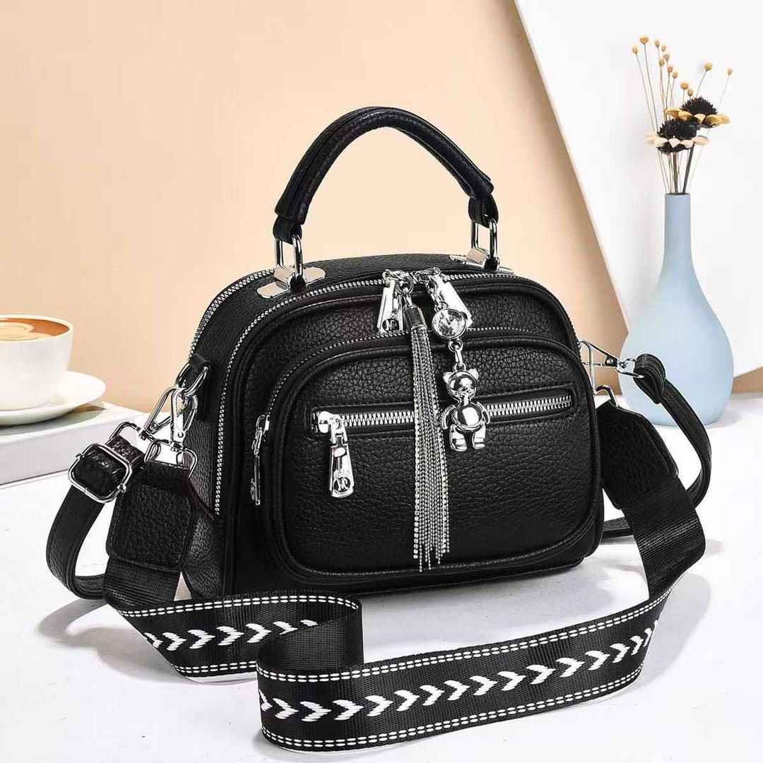 [ ❤EMBRACE THE LATEST TREND 🤩🤩✨ !!! ]  1Pc Brand New High Quality Stylish and Luxurious Comfortable Ladies Handbag ..Designed With Durability and Functionality ✔👌