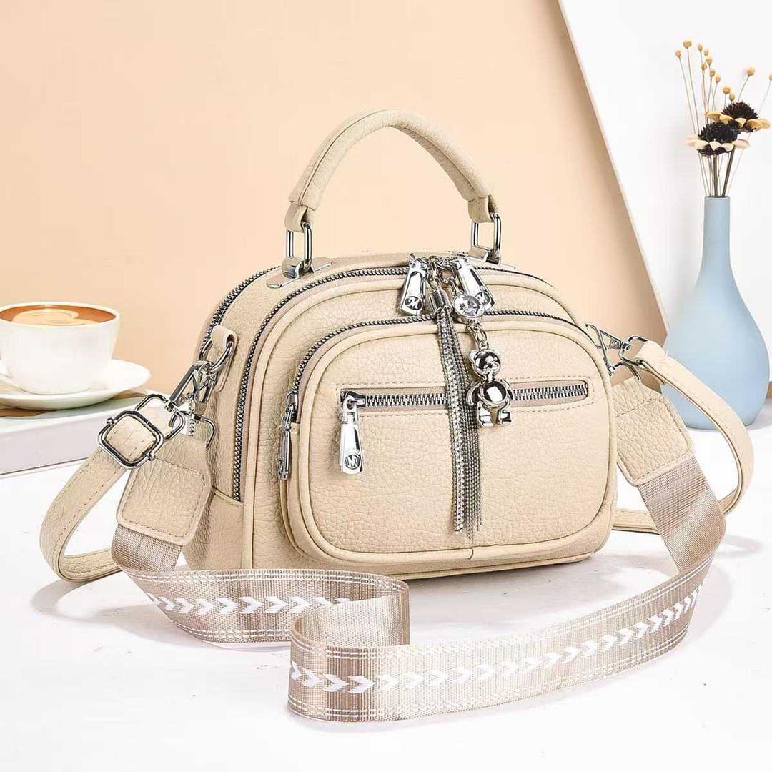 [ ❤EMBRACE THE LATEST TREND 🤩🤩✨ !!! ]  1Pc Brand New High Quality Stylish and Luxurious Comfortable Ladies Handbag ..Designed With Durability and Functionality ✔👌