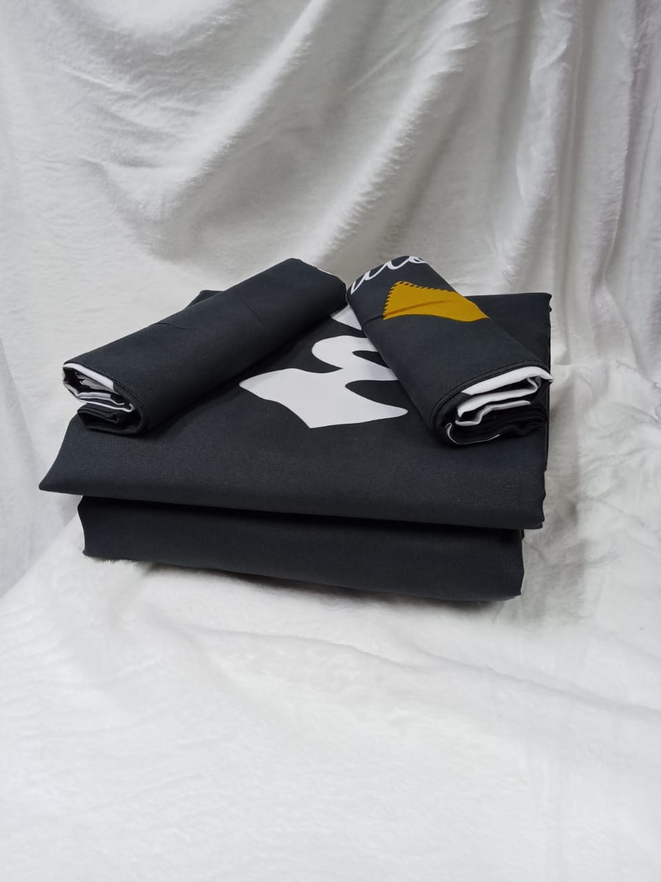 [ NEW LIMITED OFFER 🤩🤩✨ !!! ] 4 Pcs Size 6X6 Brand New Classy High Quality Stylish and Luxurious duvet cover with 1 duvet cover ,1 bedsheet.& 2 pillow cases ✨ Desiring To Serve The Best Experience✔
