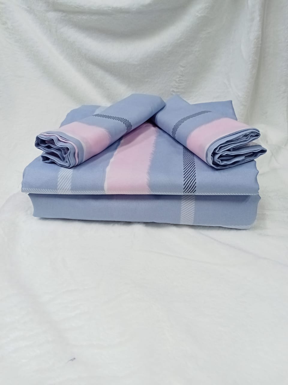 [ NEW LIMITED OFFER 🤩🤩✨ !!! ] 4 Pcs Size 6X6 Brand New Classy High Quality Stylish and Luxurious duvet cover with 1 duvet cover ,1 bedsheet.& 2 pillow cases ✨ Desiring To Serve The Best Experience✔