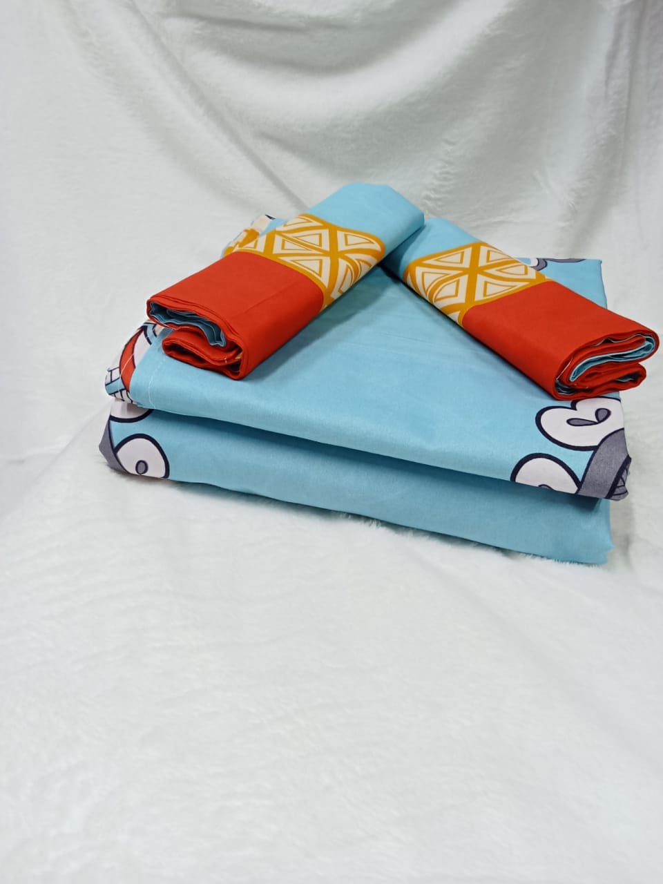 [ NEW LIMITED OFFER 🤩🤩✨ !!! ] 4 Pcs Size 6X6 Brand New Classy High Quality Stylish and Luxurious duvet cover with 1 duvet cover ,1 bedsheet.& 2 pillow cases ✨ Desiring To Serve The Best Experience✔