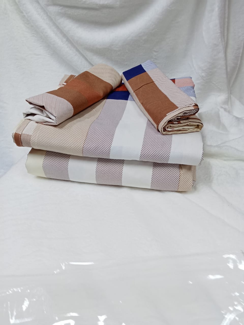 [ NEW LIMITED OFFER 🤩🤩✨ !!! ] 4 Pcs Size 6X6 Brand New Classy High Quality Stylish and Luxurious duvet cover with 1 duvet cover ,1 bedsheet.& 2 pillow cases ✨ Desiring To Serve The Best Experience✔