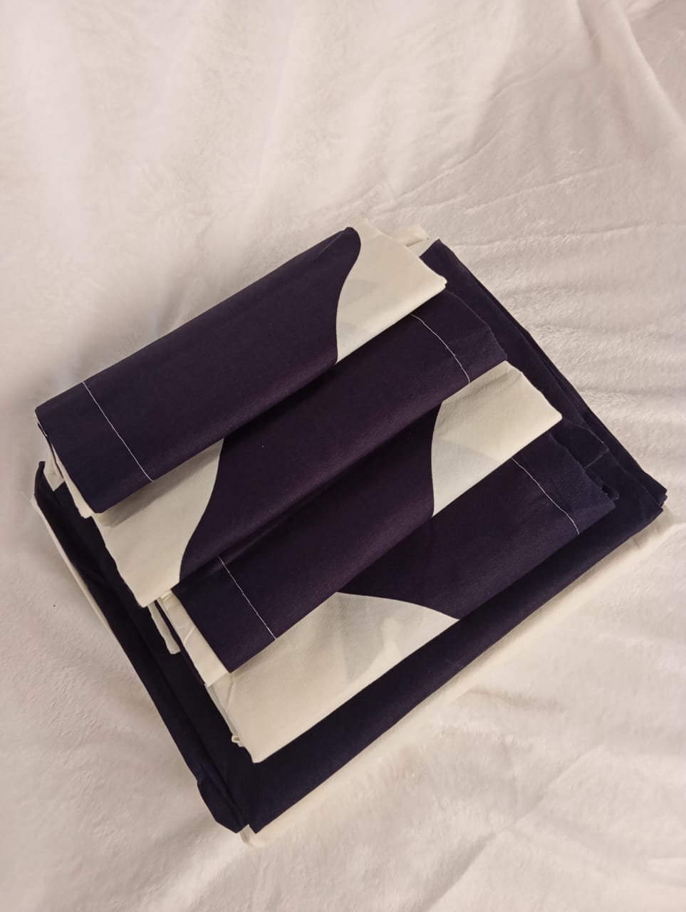 [ NEW LIMITED OFFER 🤩🤩✨ !!! ] 6  Pcs Size 6X6 Brand New Classy High Quality Stylish and Luxurious cotton bedsheet with 2 bedsheets & 4 pillowcases  ✨ Desiring To Serve The Best Experience✔