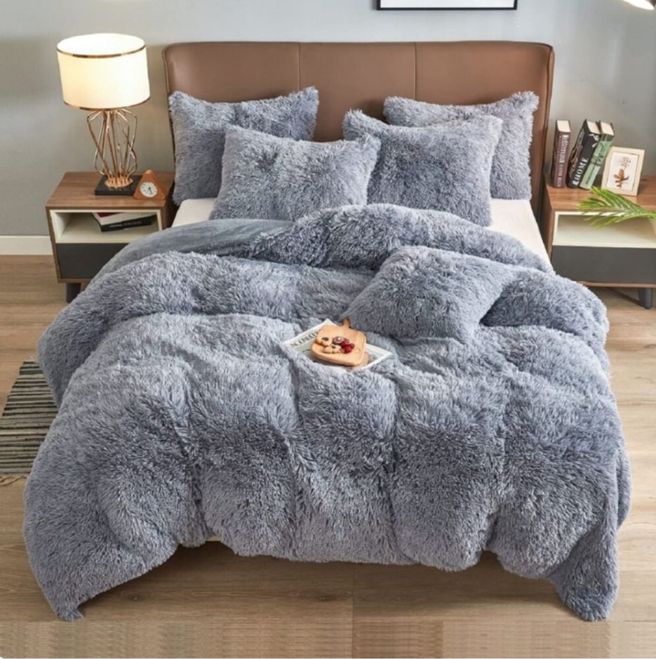 [ 🔥SPECIAL OFFER 🤩🤩✨JUST FOR YOU !!! ] 6 Pc Size 6X7 Brand New Very High Quality Stylish and Luxurious Velvet plush Fluffy Duvet set (1 Fluffy velvet Duvet,1 Fleece Bedsheet & 4 pillowcases)