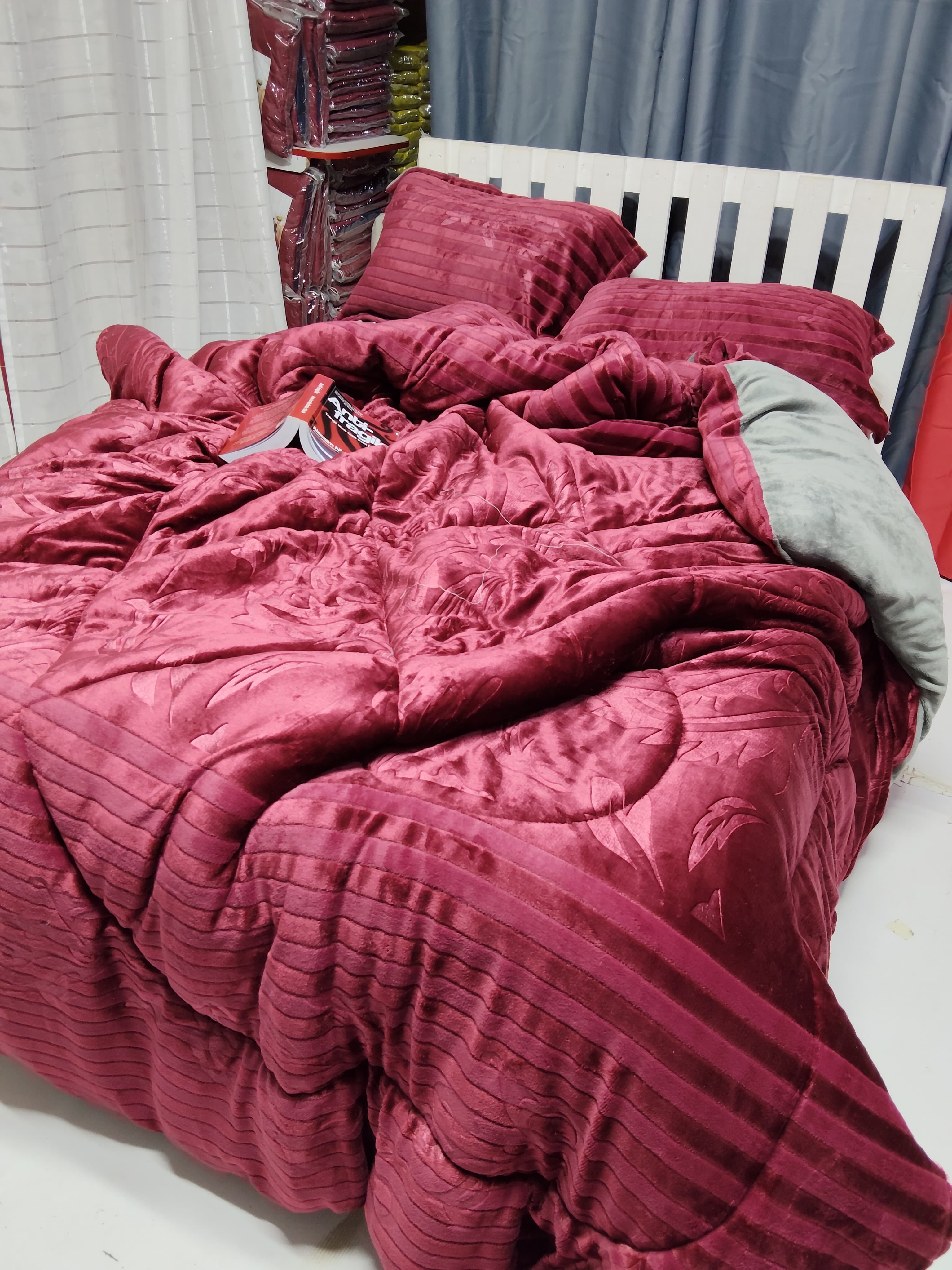 [🔥NEW SPECIAL LIMITED OFFER🔥 🥑🌽ONLY AT KILIMALL !!! ] 4 Pcs Size 6X7ft Classy Brand New Very High Quality Stylish and Luxurious Warm Soft silk duvets With ; 1 bedsheet & 2 pillow cases