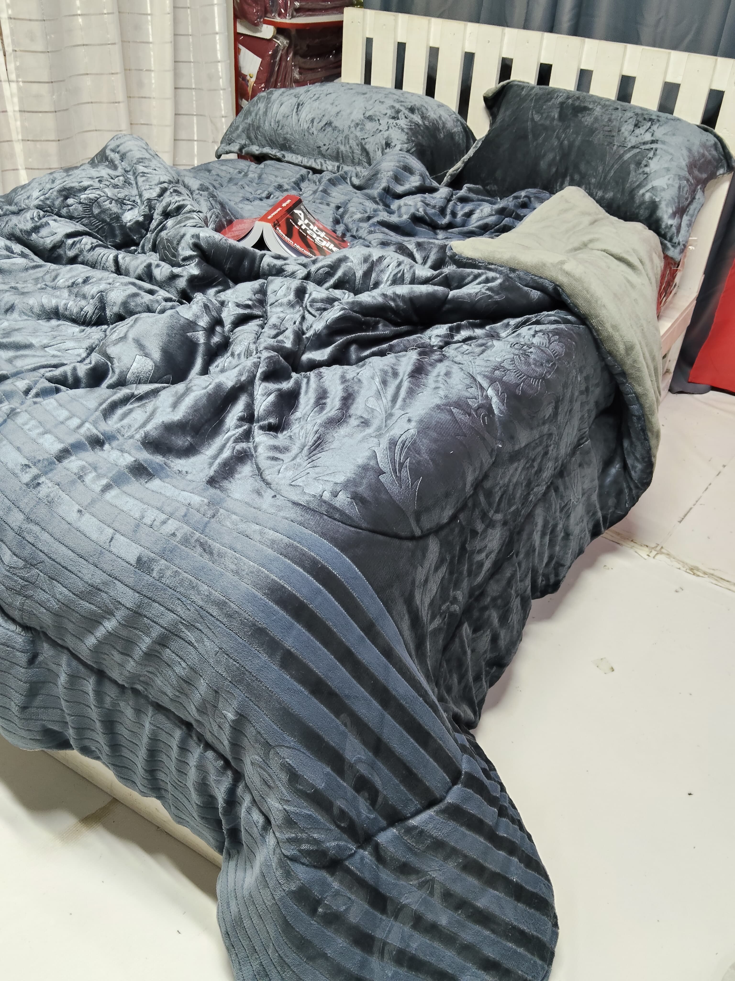 [🔥NEW SPECIAL LIMITED OFFER🔥 🥑🌽ONLY AT KILIMALL !!! ] 4 Pcs Size 6X7ft Classy Brand New Very High Quality Stylish and Luxurious Warm Soft silk duvets With ; 1 bedsheet & 2 pillow cases