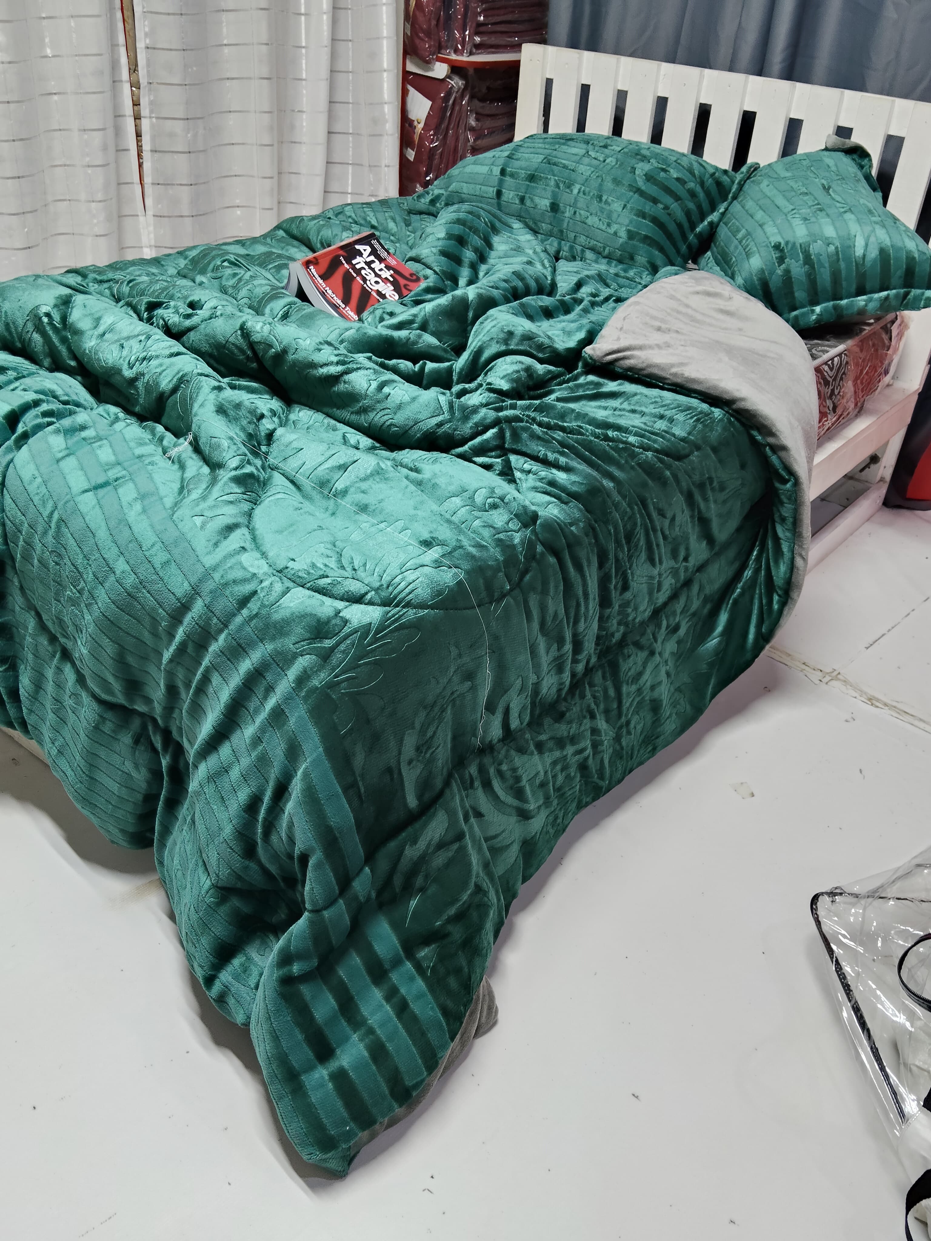 [🔥NEW SPECIAL LIMITED OFFER🔥 🥑🌽ONLY AT KILIMALL !!! ] 4 Pcs Size 6X7ft Classy Brand New Very High Quality Stylish and Luxurious Warm Soft silk duvets With ; 1 bedsheet & 2 pillow cases