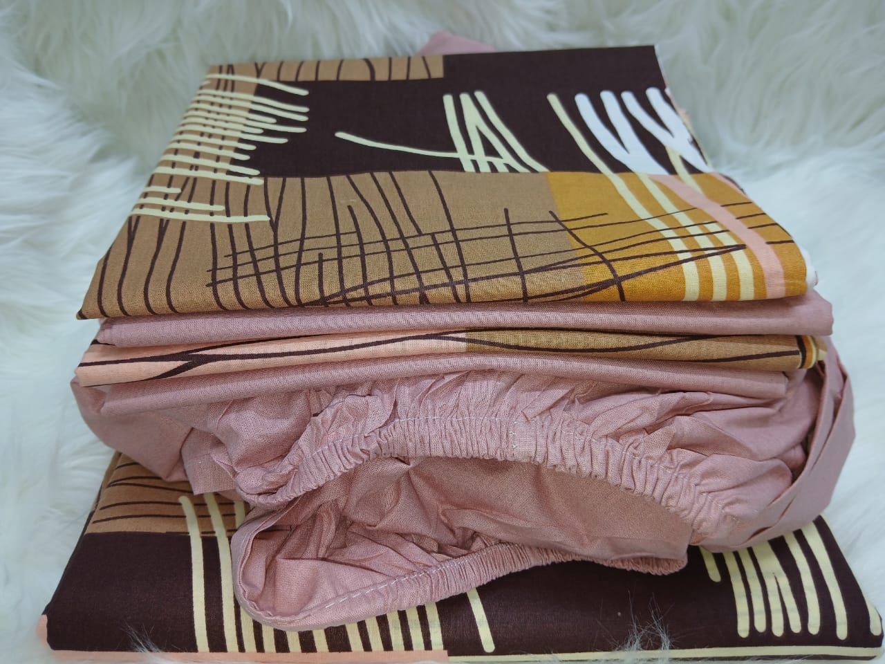 🤑🥑**HOT DEALS 🔥 !!]  6Pcs Size 6X7 Classy Brand New High Quality Stylish and Luxurious mix and match bedsheets ▪️1 pc pattern bedsheet ▪️1 pc plain fitted bedsheet✨4 pcs pillow cases