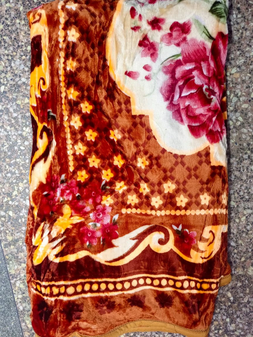 🤑🥑GRAB IT AT LOW PRICE+ ADDED OFFERS **🥑🌽 ] 1Pcs Size 5X6fts Classy Brand New High Quality Stylish and Luxurious Bed 🔅 Blankets ...At Affordable Price