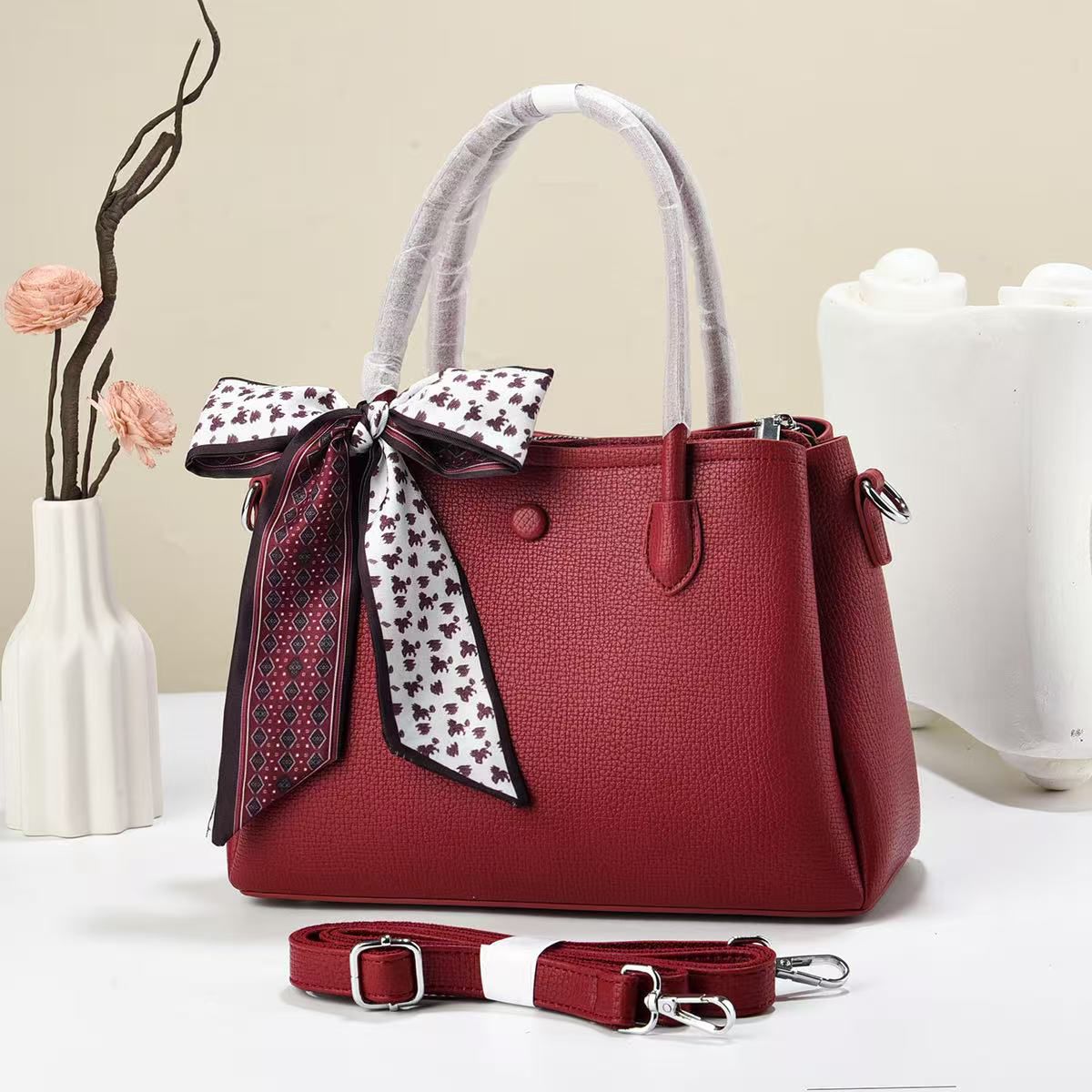 [ GRAB IT AT LOW PRICE+ ADDED OFFERS 🤩🤩✨ !!! ] 1Pc New Arrival High Quality Stylish and Luxurious Comfortable Ladies Handbag ..Designed With Durability and Functionality ✔👌