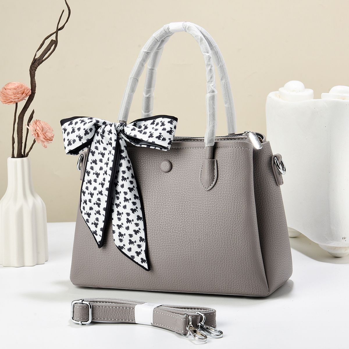 [ GRAB IT AT LOW PRICE+ ADDED OFFERS 🤩🤩✨ !!! ] 1Pc New Arrival High Quality Stylish and Luxurious Comfortable Ladies Handbag ..Designed With Durability and Functionality ✔👌