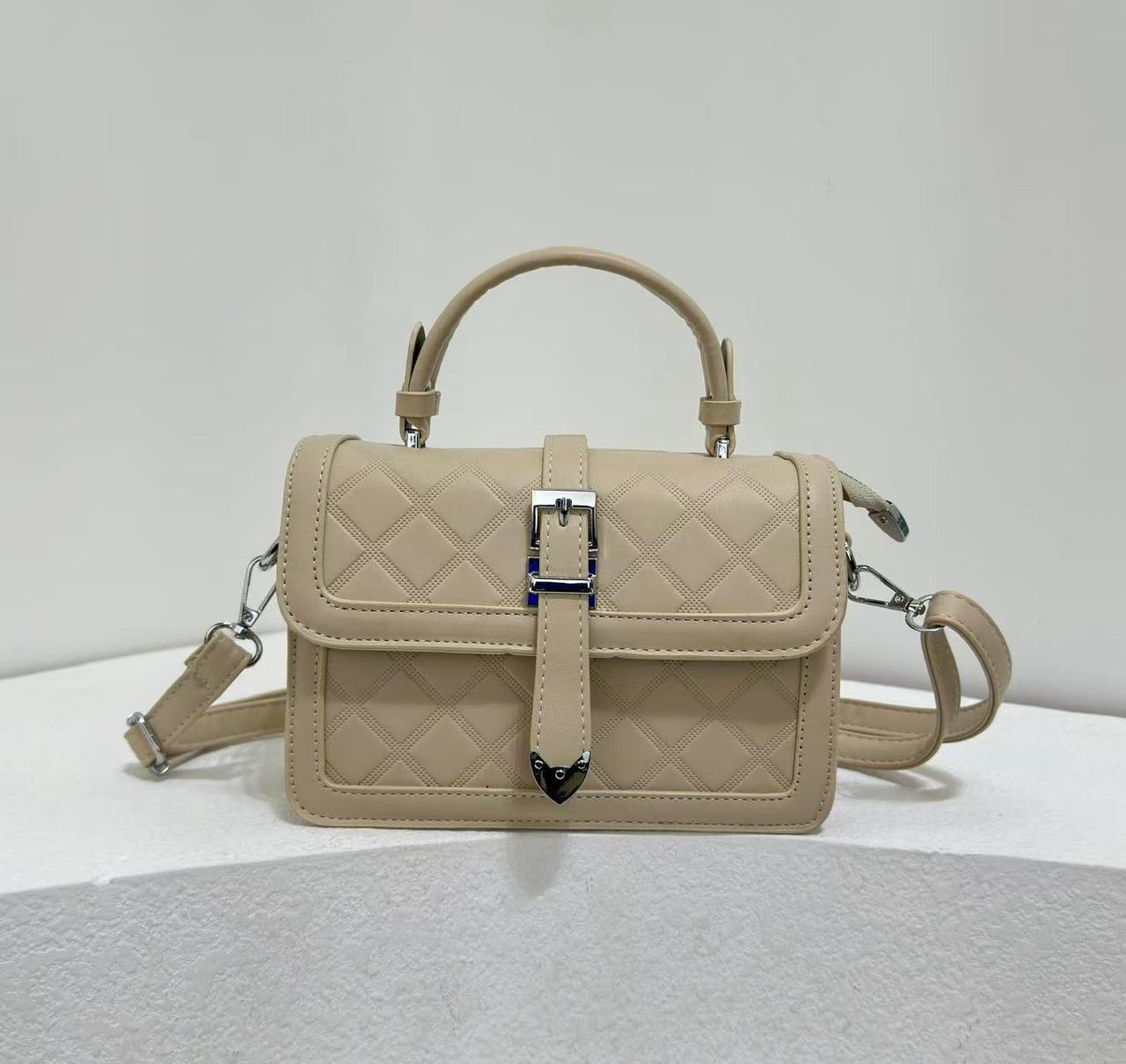 [ ⚡ FAST SELLING OFFER ⚡ ! ] -  1Pc New Arrival High Quality Stylish and Luxurious Comfortable Ladies Handbag ,perfect for casual and formal outings..Designed With Durability ✔👌