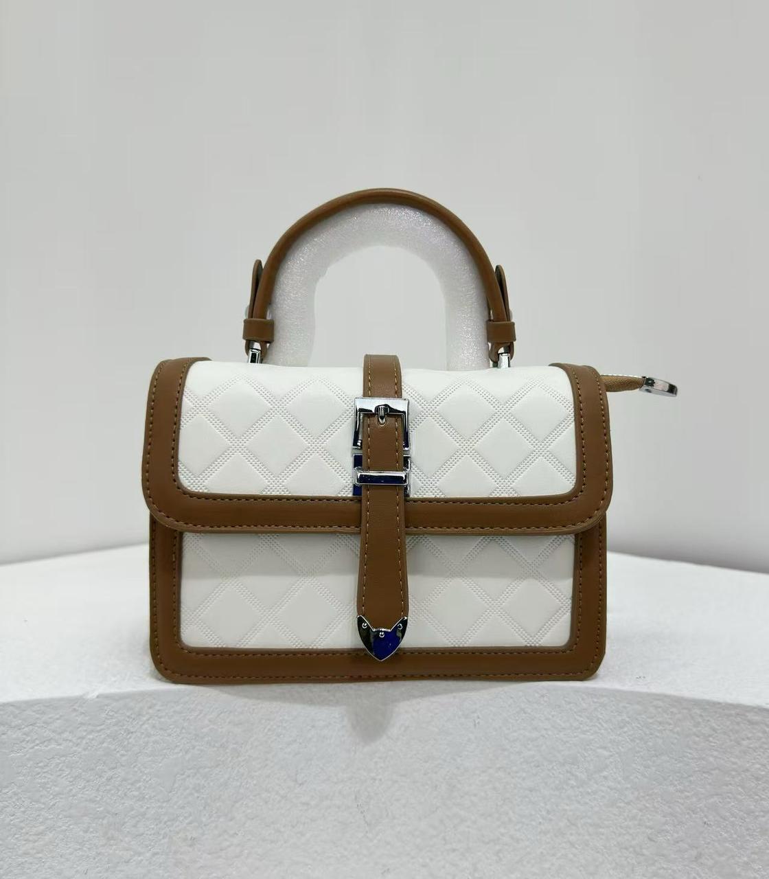 [ ⚡ FAST SELLING OFFER ⚡ ! ] -  1Pc New Arrival High Quality Stylish and Luxurious Comfortable Ladies Handbag ,perfect for casual and formal outings..Designed With Durability ✔👌