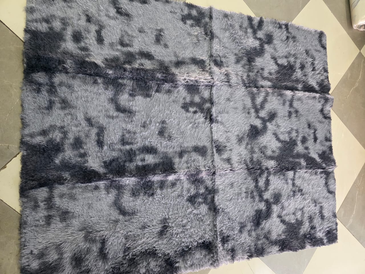 🛒 BULK OFFER 🛒 - 1 PC Fluffy Carpet, 5×8 ft, Soft & Plush, Durable, High Quality, Perfect for Home & Office At Affordable Price and of very high quality