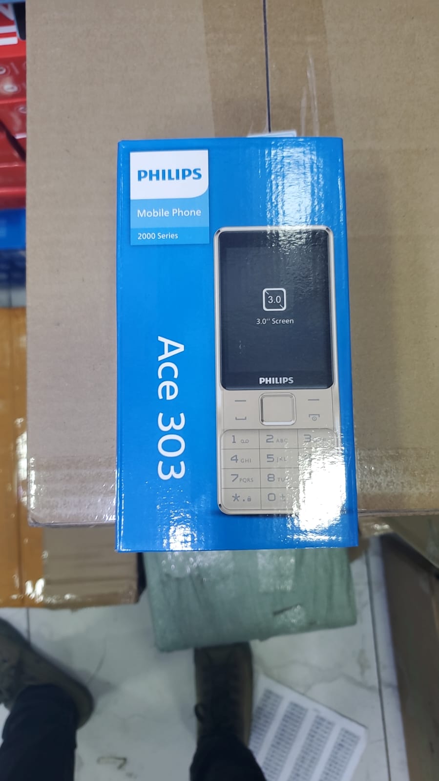 Philips Ace 303 2000 Series Mobile Phone with big screen 2000mAh battery type c charger 3.0 inches screen size 3 sim cards 3.15 mp camera featured phone