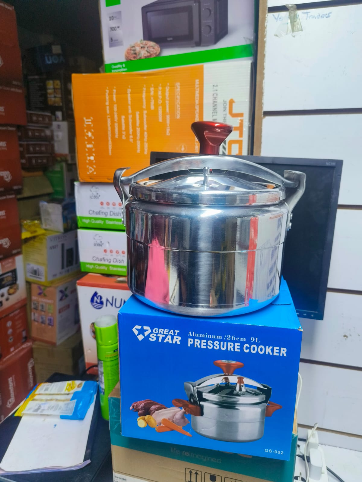 FRESH FINDS. PRESSURE COOKER.9 litres manual pressure cooker, Explosion proof, High-grade polished mirror finishing, saves energy, as well as more of the nutrients and flavors in food