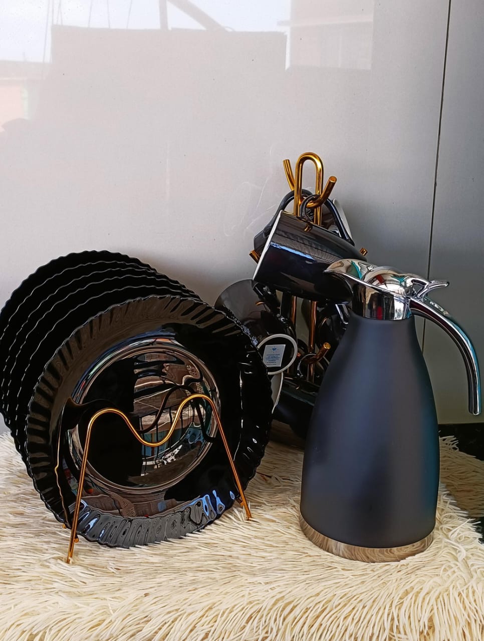 13 pcs dinner sets  6 PC Plates, 6 PC Cups and 1 Unbreakable Flask