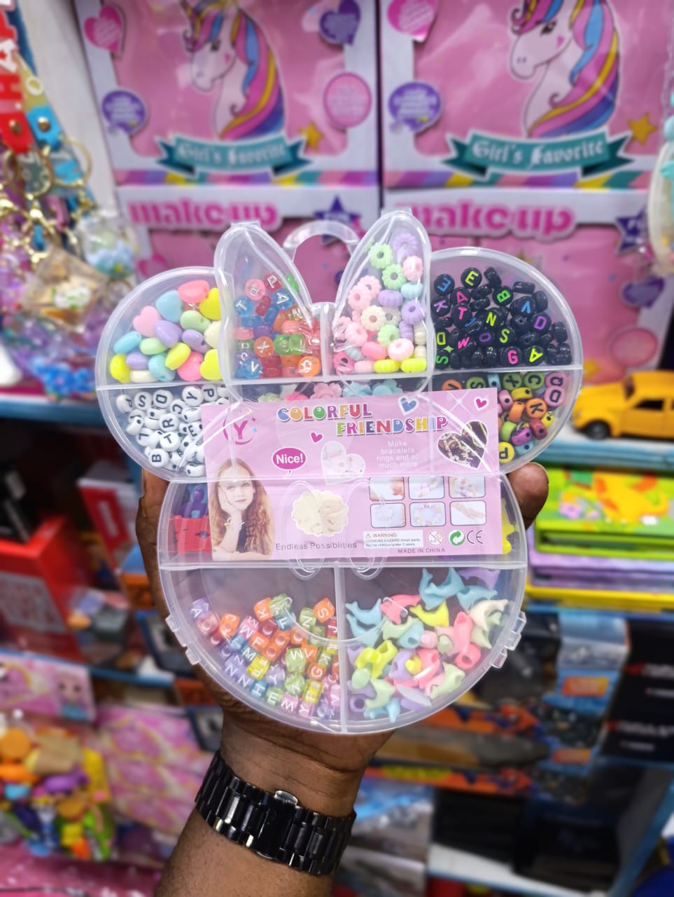 Jewellery making beads This bracelet making kit is stored in a box, which prevents it from being scattered and easy to carry, shiny and colorful with a smooth surface.