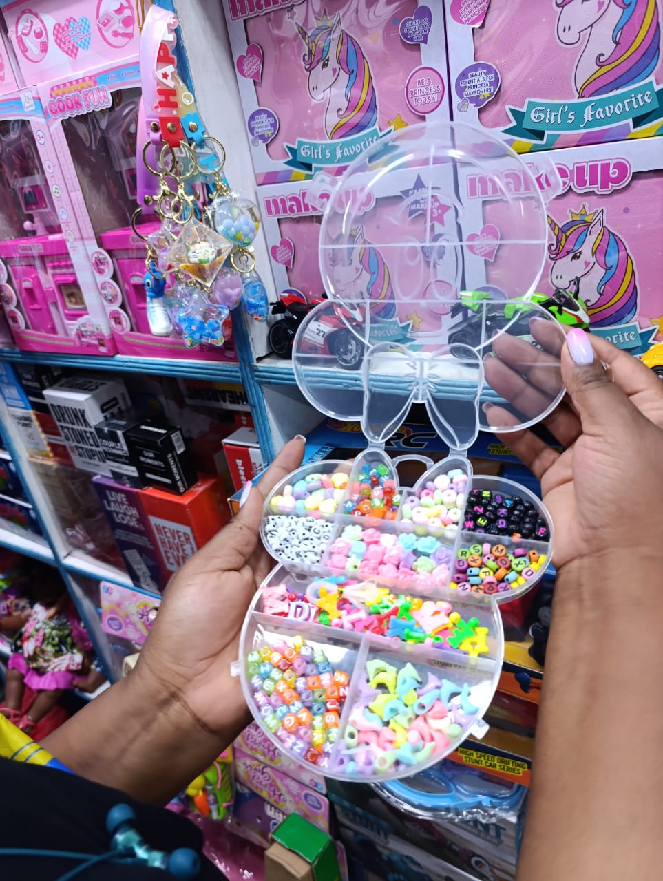 Jewellery making beads This bracelet making kit is stored in a box, which prevents it from being scattered and easy to carry, shiny and colorful with a smooth surface.