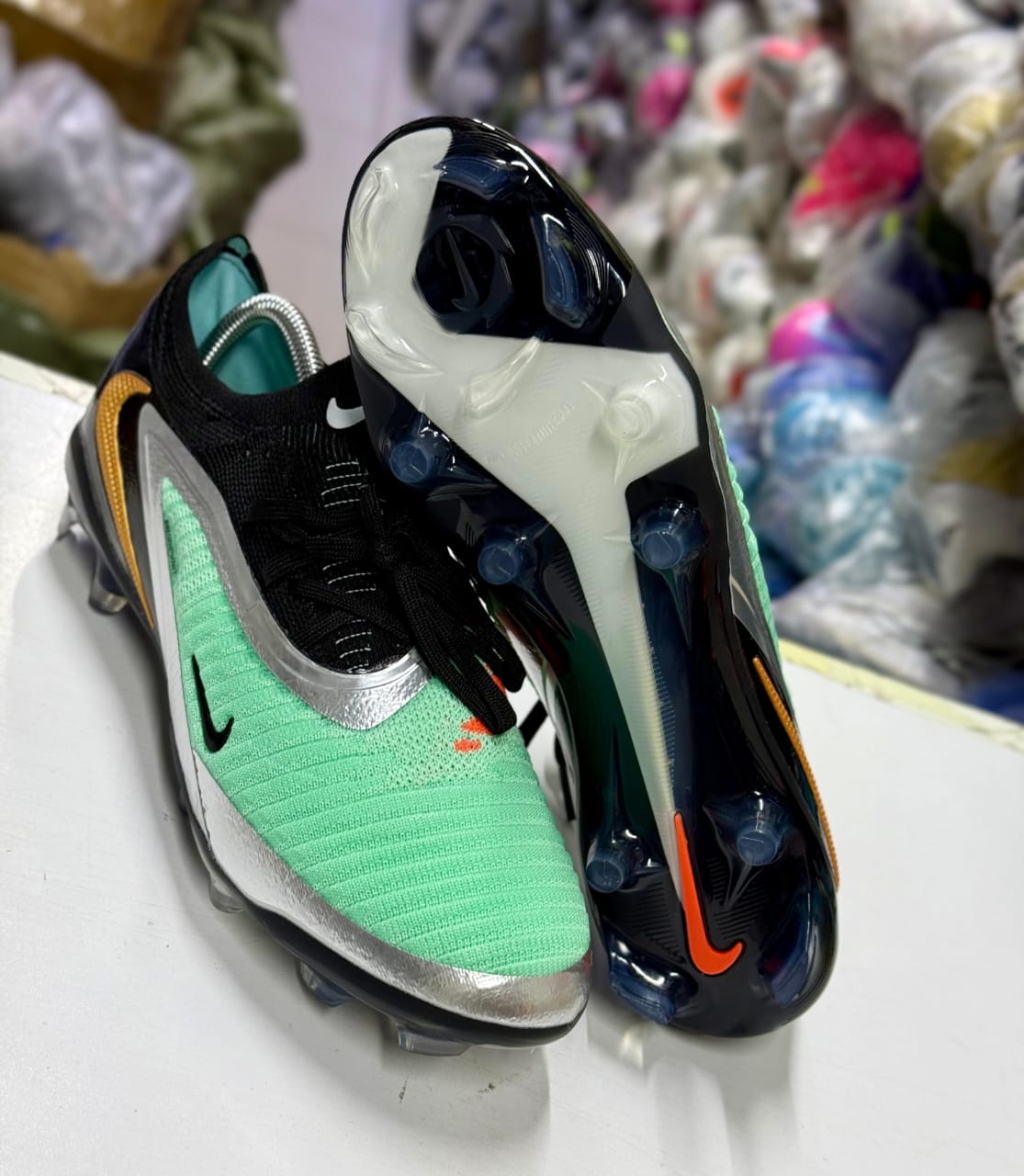 🔥 Phantom 6 Niike Zooom Air Mercurial Vapor Elite FG ⚽ Speed Meets Precision! 👟✨
Unleash your best game with these elite football boots, engineered for explosive speed, perfect control and unmatched