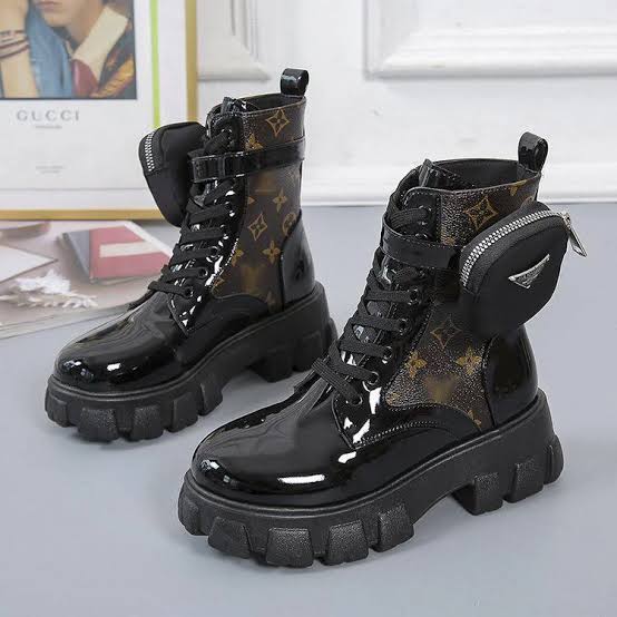 Luxury Prada Glossy Combat Boots with Mini Side Pouch – Trendy Chunky Sole Fashion Boots 👢✨ladies boot
💎 High-shine glossy finish for a bold, stylish look
🥾 Chunky non-slip sole for comfort, height