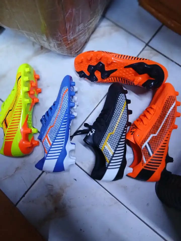 ⚡ FOOTBALL/SOCCER BOOTS❤‍🔥High quality rubber LOW CUT Football shoes for all types of grounds the best boots and the most durable on high use on all occasions.Very cute as in picture 🔥💯Admired