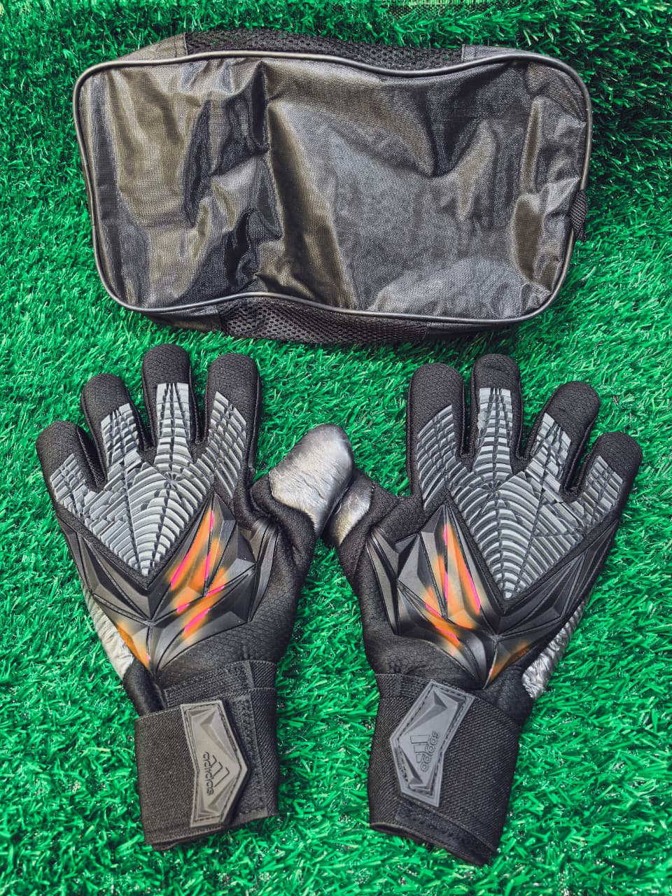 Professional Goalkeeper Gloves – Grip, Comfort & Control.Strong Latex Palm – Excellent grip for secure catches and powerful saves
⚡ Anti-Slip Texture – Enhanced ball control in both dry and slightly