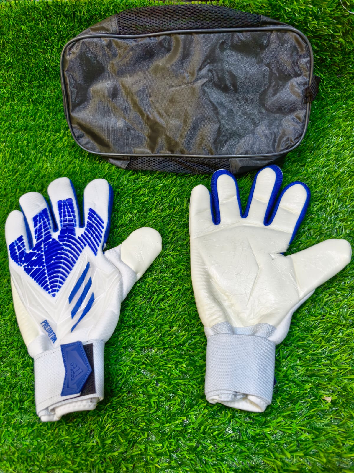 Professional Goalkeeper Gloves – Grip, Comfort & Control.Strong Latex Palm – Excellent grip for secure catches and powerful saves
⚡ Anti-Slip Texture – Enhanced ball control in both dry and slightly