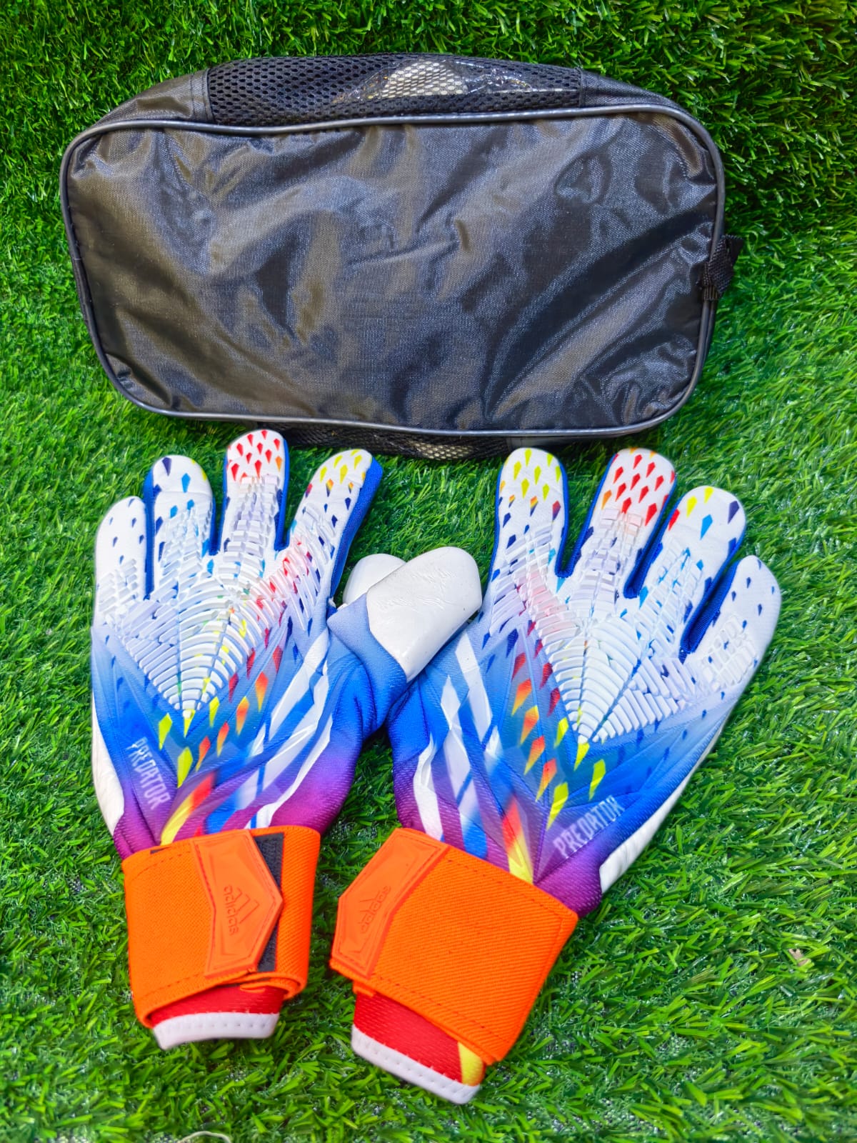 Professional Goalkeeper Gloves – Grip, Comfort & Control.Strong Latex Palm – Excellent grip for secure catches and powerful saves
⚡ Anti-Slip Texture – Enhanced ball control in both dry and slightly