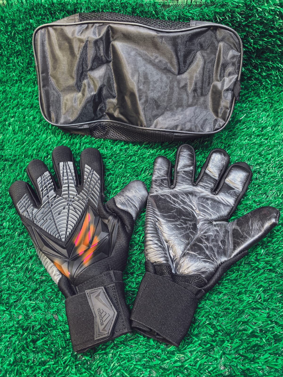 Professional Goalkeeper Gloves – Grip, Comfort & Control.Strong Latex Palm – Excellent grip for secure catches and powerful saves
⚡ Anti-Slip Texture – Enhanced ball control in both dry and slightly