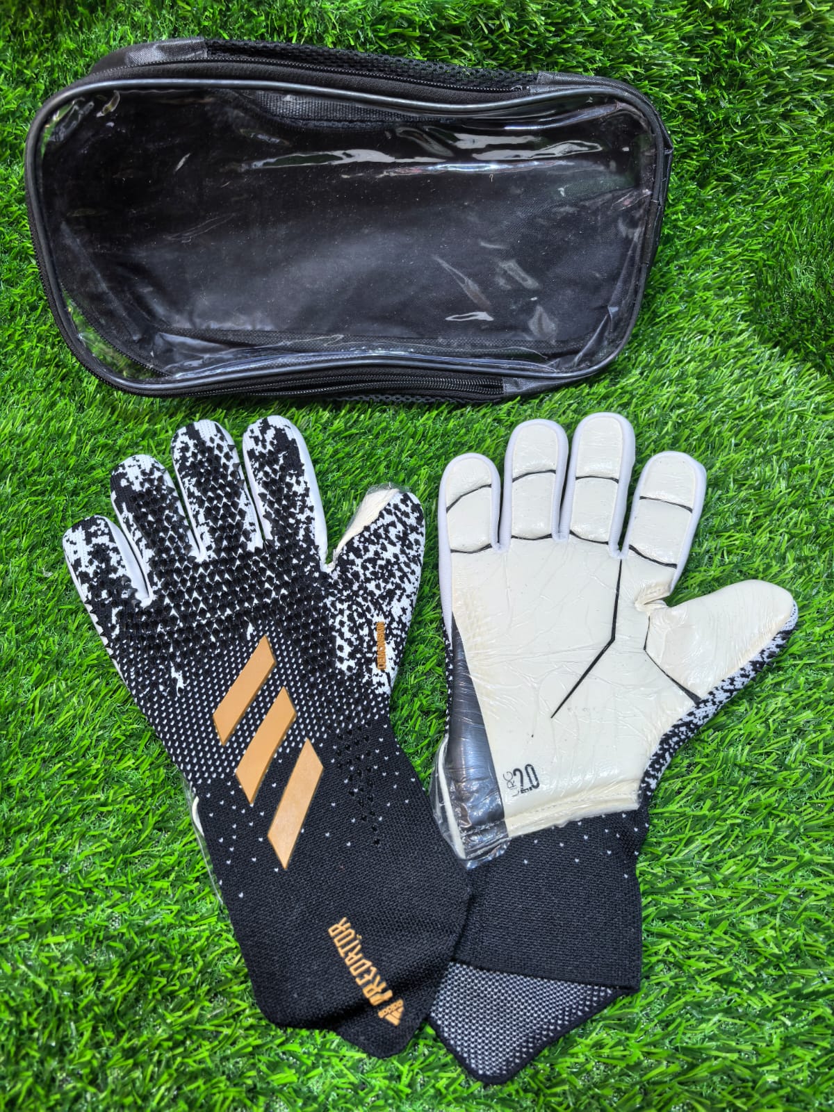 Professional Goalkeeper Gloves – Grip, Comfort & Control.Strong Latex Palm – Excellent grip for secure catches and powerful saves
⚡ Anti-Slip Texture – Enhanced ball control in both dry and slightly