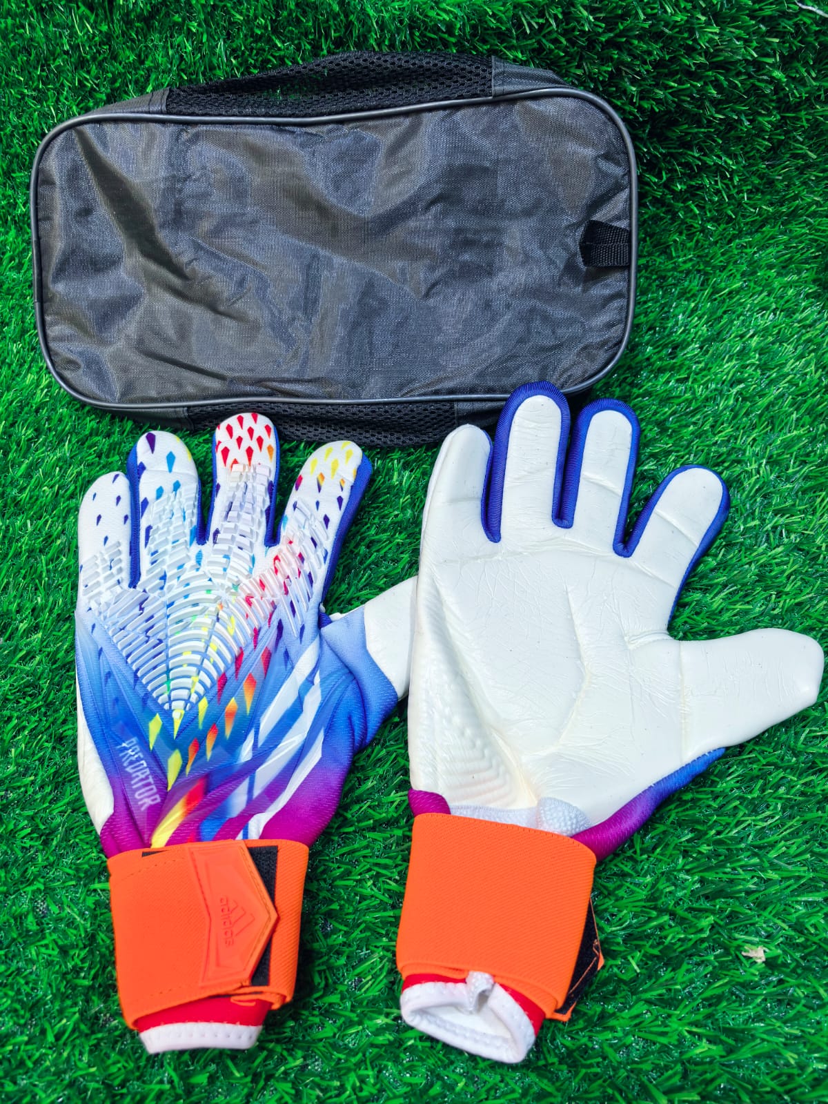 Professional Goalkeeper Gloves – Grip, Comfort & Control.Strong Latex Palm – Excellent grip for secure catches and powerful saves
⚡ Anti-Slip Texture – Enhanced ball control in both dry and slightly