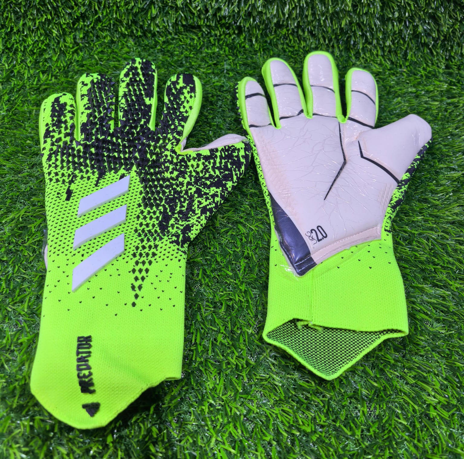 Professional Goalkeeper Gloves – Grip, Comfort & Control.Strong Latex Palm – Excellent grip for secure catches and powerful saves
⚡ Anti-Slip Texture – Enhanced ball control in both dry and slightly