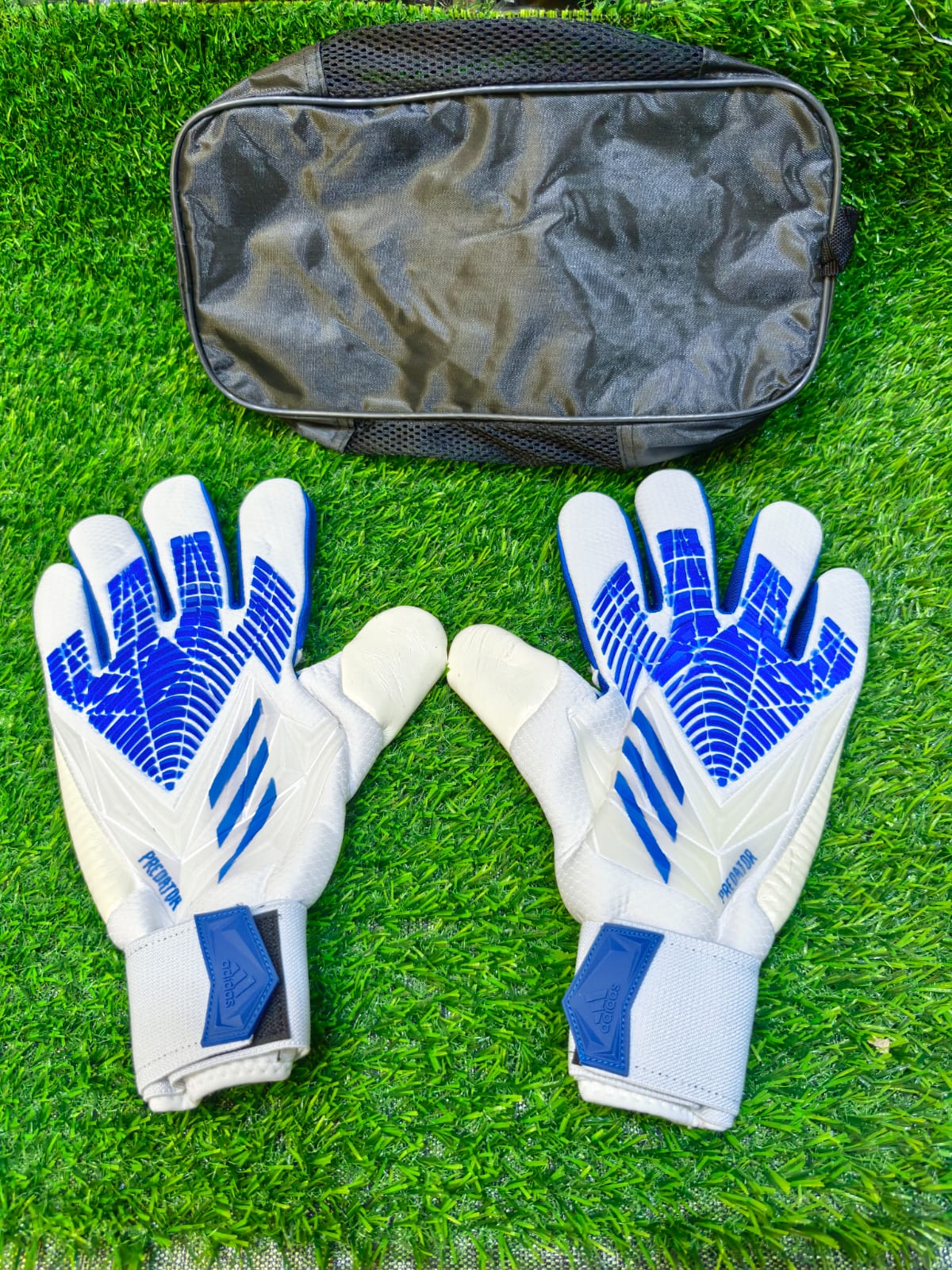 Professional Goalkeeper Gloves – Grip, Comfort & Control.Strong Latex Palm – Excellent grip for secure catches and powerful saves
⚡ Anti-Slip Texture – Enhanced ball control in both dry and slightly