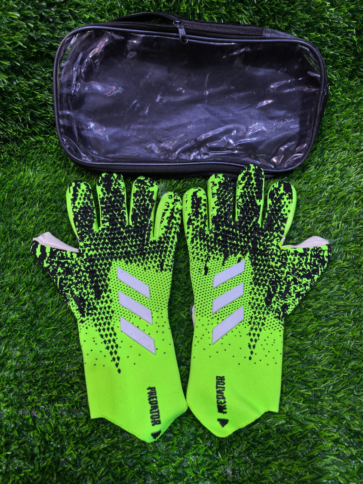 Professional Goalkeeper Gloves – Grip, Comfort & Control.Strong Latex Palm – Excellent grip for secure catches and powerful saves
⚡ Anti-Slip Texture – Enhanced ball control in both dry and slightly
