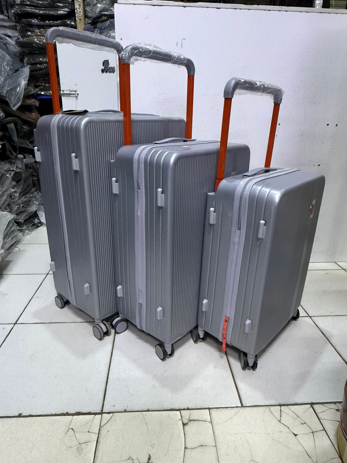 🧳 3-in-1 CR Rubber Hard Shell Suitcase Set – Size 30(Blue //Grey)
✔ 3-piece luggage set
✔ Main size: 27-inch large suitcase
✔ Strong hard-shell material
✔ 360° smooth spinner wheels
✔ Built-i