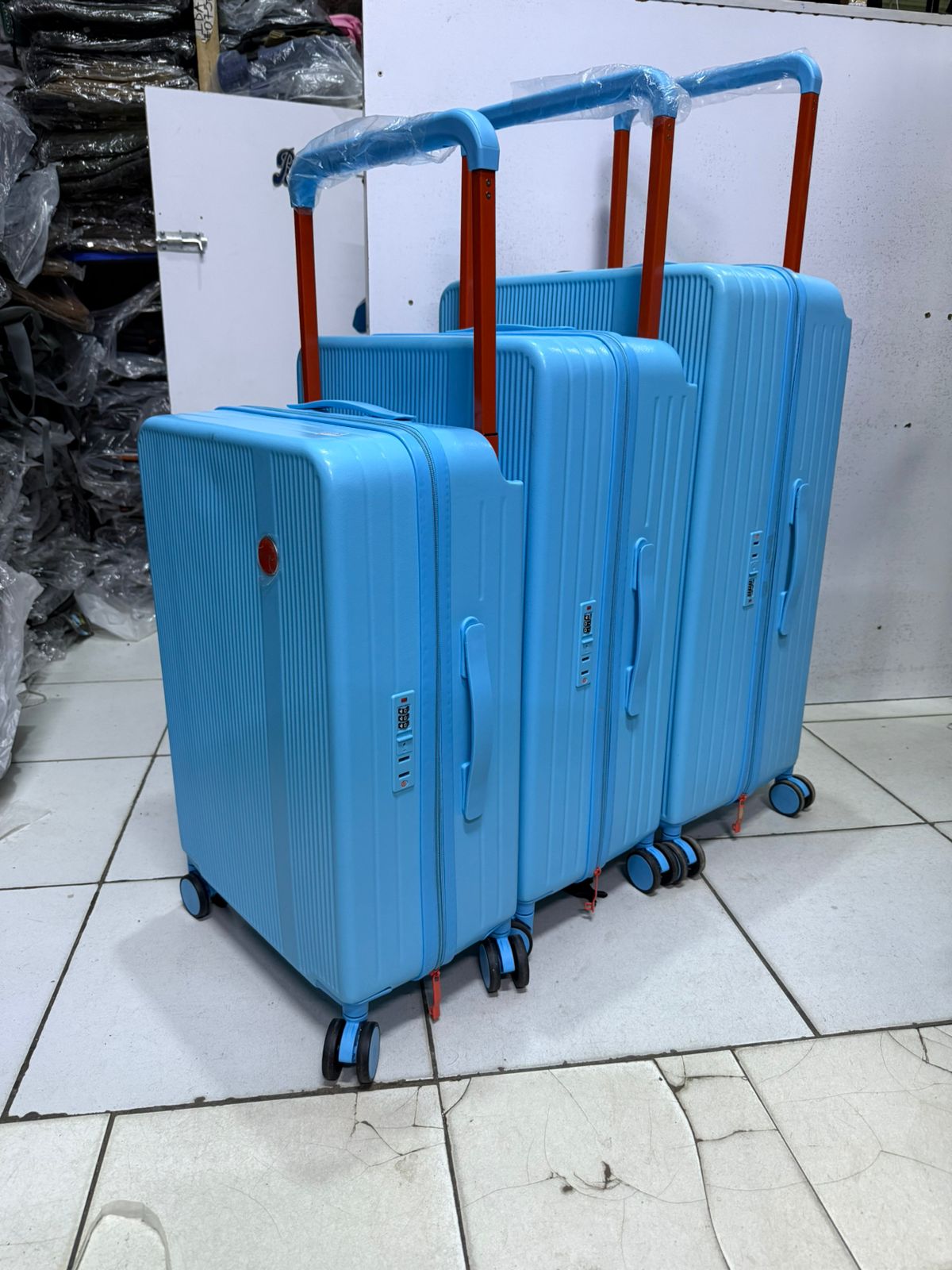 🧳 3-in-1 CR Rubber Hard Shell Suitcase Set – Size 30(Blue //Grey)
✔ 3-piece luggage set
✔ Main size: 27-inch large suitcase
✔ Strong hard-shell material
✔ 360° smooth spinner wheels
✔ Built-i