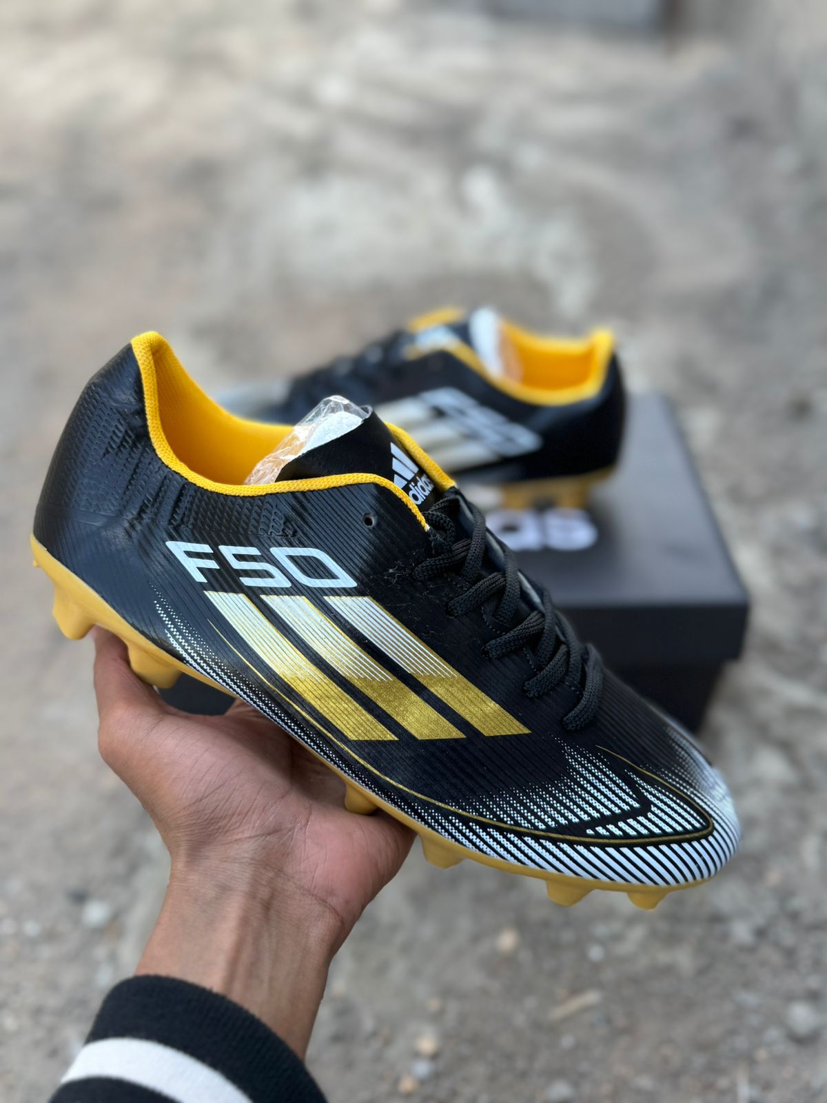 Clearance Sale 💫✨⚽🔥 F50 Pro Football Boots – Built for Speed! 🔥⚽
Take your game to the next level with these high-performance football boots designed for speed, agility, and precision on the pitch.
