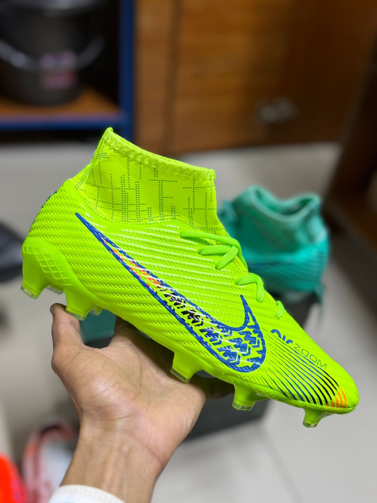 New Mercurial🔥🔥🔥⚽🔥 Pro Zoom Football Boots – Speed, Style & Performance! 🔥⚽
Step onto the pitch with confidence in these high-performance Pro Zoom football boots designed for speed